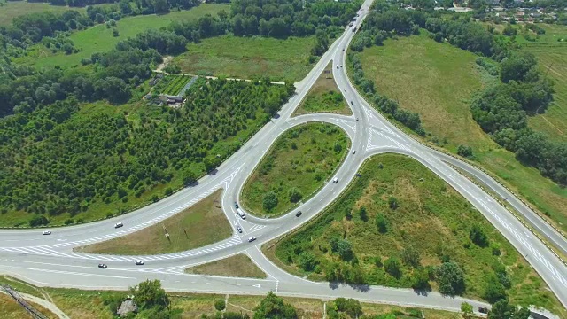 鸟瞰图:乡村公路，俯视图视频素材