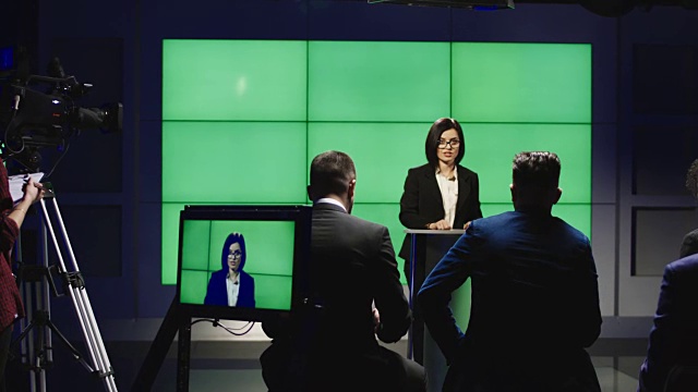 自信的女商人在台上发表演讲视频素材画面1