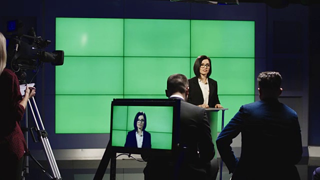 自信的女商人在台上发表演讲视频素材画面2
