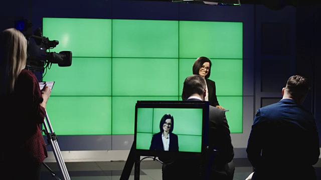 自信的女商人在台上发表演讲视频素材画面3