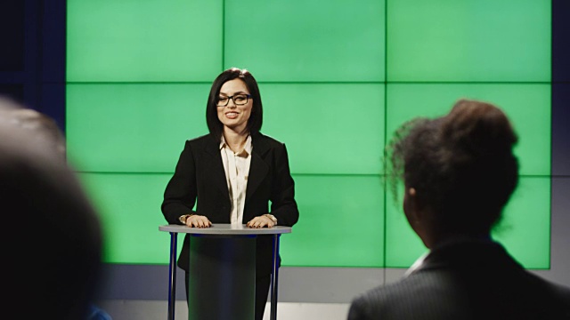 自信的女商人在台上发表演讲视频素材画面1