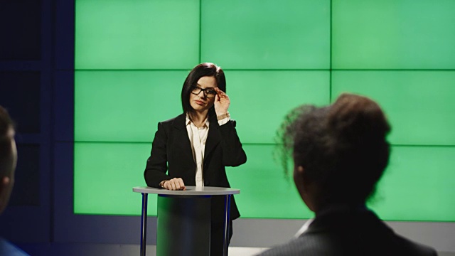 自信的女商人在台上发表演讲视频素材画面2