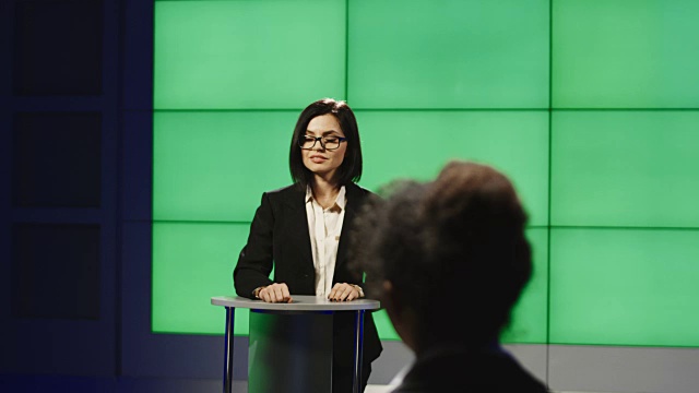 自信的女商人在台上发表演讲视频素材画面3