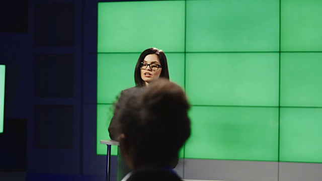 自信的女商人在台上发表演讲视频素材画面4