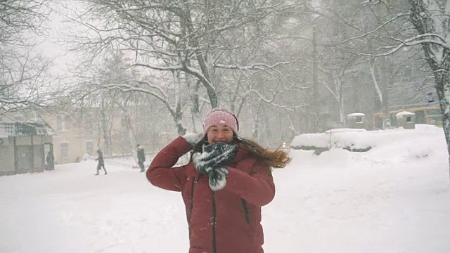 年轻女子在户外享受冬日。雪的冬天的梦想。慢动作视频素材