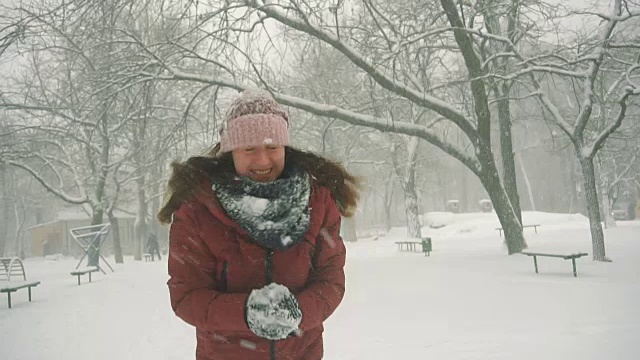 年轻女子在户外享受冬日。雪的冬天的梦想。慢动作视频素材