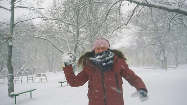 年轻女子在户外享受冬日。雪的冬天的梦想。慢动作视频素材