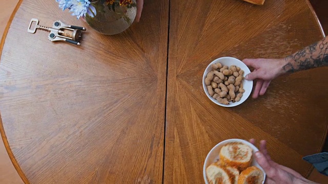 朋友们饭后收拾桌子视频素材画面3