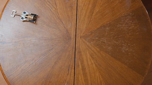 朋友们饭后收拾桌子视频素材画面4