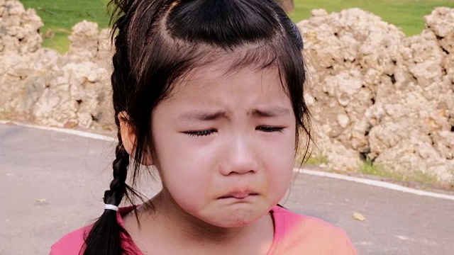小女孩哭了视频素材画面1