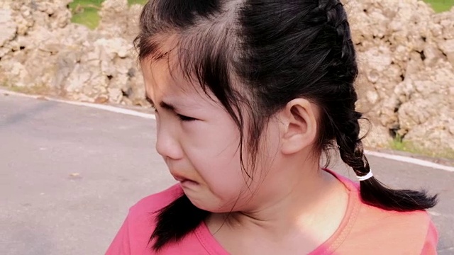 小女孩哭了视频素材画面4