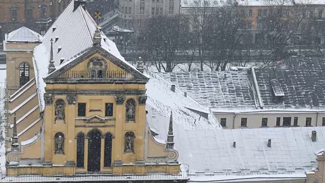 旧欧洲城的暴风雪。隆冬时节，大雪纷飞。视频素材