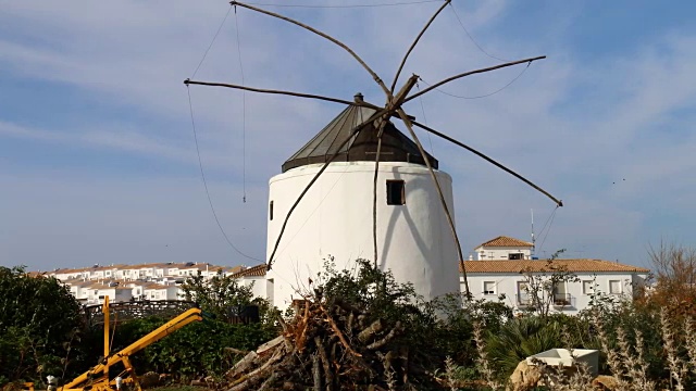 西班牙安达卢西亚加的斯省Vejer de la Frontera的旧风车视频素材