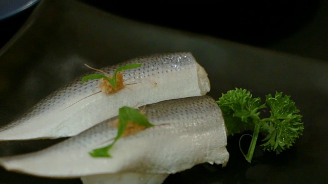 寿司在日本餐厅里，食物都是由厨师做的，很好吃，很好吃。视频素材