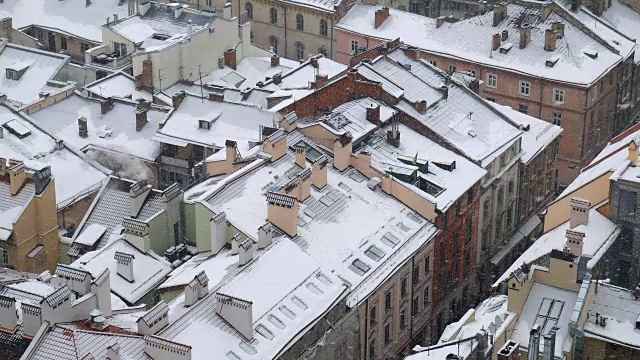 旧欧洲城的暴风雪。隆冬时节，大雪纷飞。视频素材