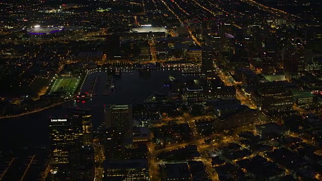 巴尔的摩市中心夜晚的鸟瞰图。视频素材