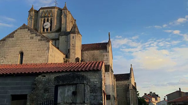 建立了一个风景如画的村庄在法国农村的心脏视频素材