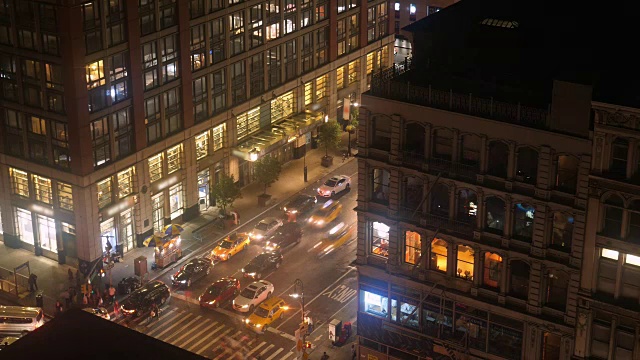 高角度的曼哈顿交通夜景视频素材