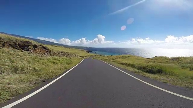 在夏威夷群岛的道路上行驶视频素材