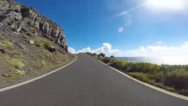 在夏威夷群岛的道路上行驶视频素材