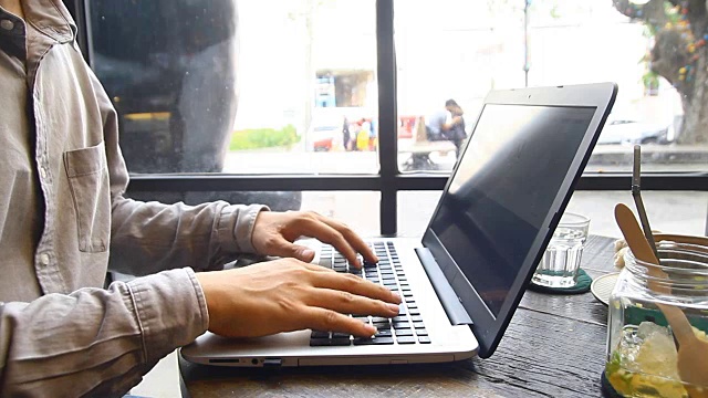 优雅的商人在办公室用笔记本电脑分析数据视频素材画面4