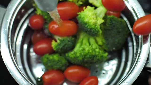 洗花椰菜和樱桃番茄的慢动作录像视频素材画面3