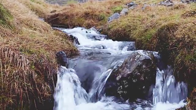 冰岛偏远地区的一条小溪视频素材