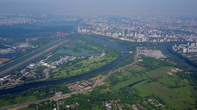 俄罗斯夏日莫斯科城河名桥高空航拍4k全景图视频素材