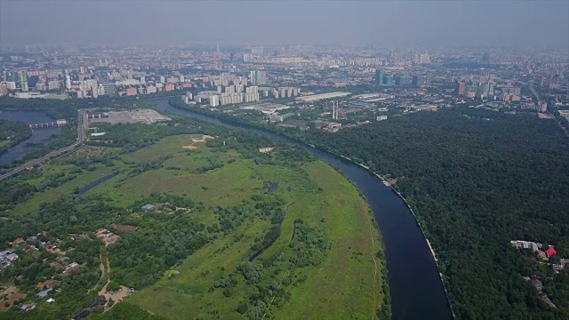 俄罗斯夏日莫斯科城河桥公园空中全景4k视频素材