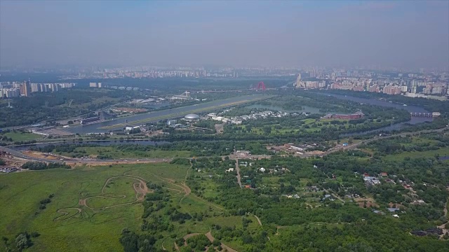 俄罗斯夏日莫斯科城河桥公园空中全景4k视频素材