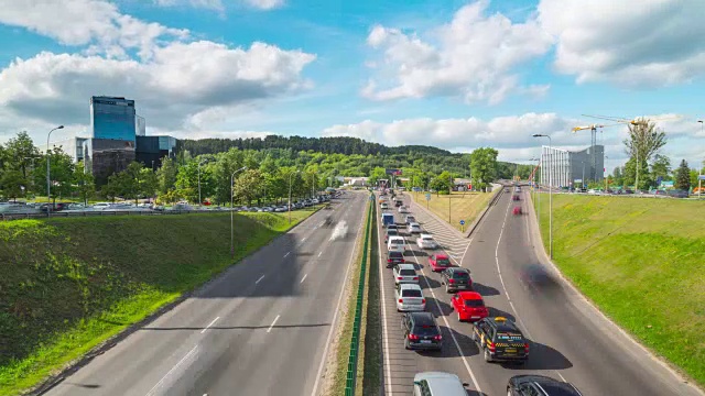 晚上城市高速公路上的交通堵塞，延时播放视频素材