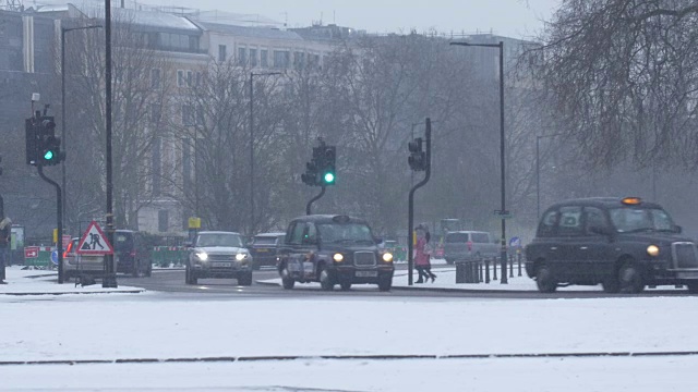 海德公园的交通与飘落的雪视频素材