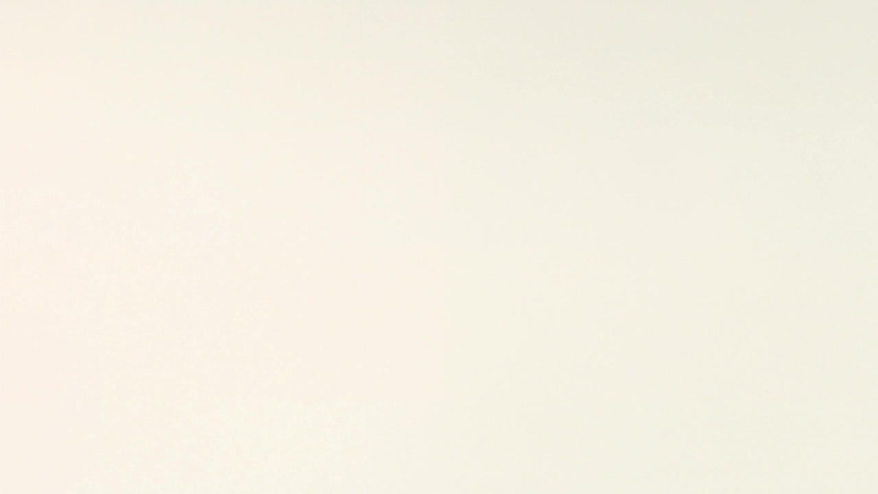 CU工作室拍摄的男子举起奖杯的手视频素材画面4