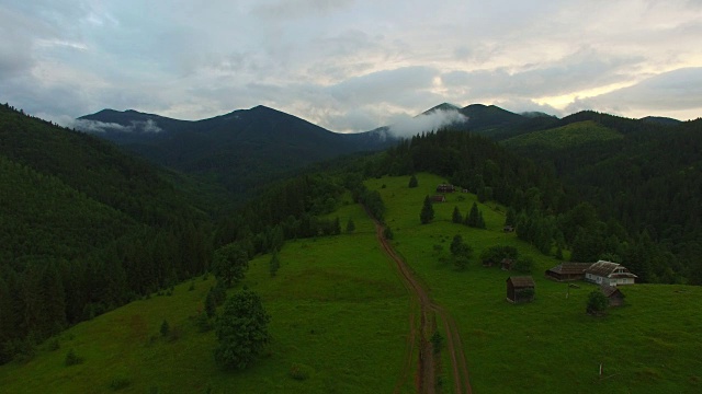 飞越山谷视频素材