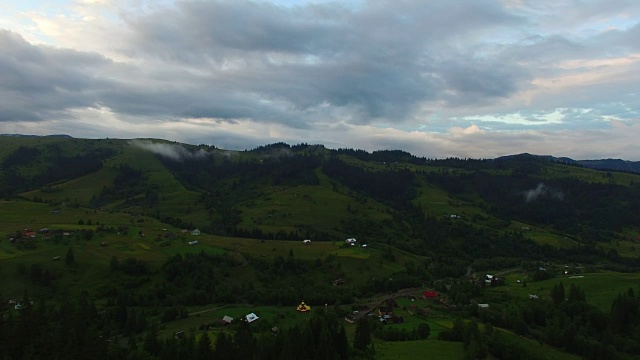 山谷鸟瞰图视频素材