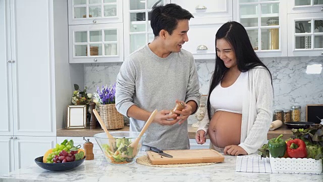 夫妻俩在厨房做饭视频素材