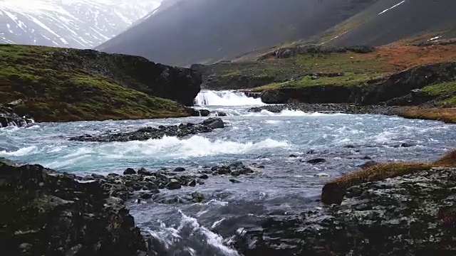 冰岛偏远地区的小瀑布视频素材