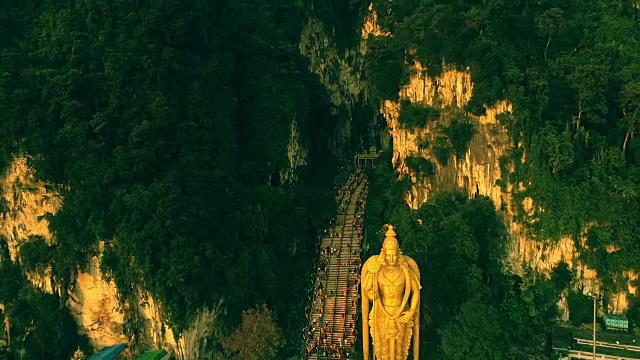 马来西亚的拔都石窟寺庙在泰国普萨姆节的晚上视频素材