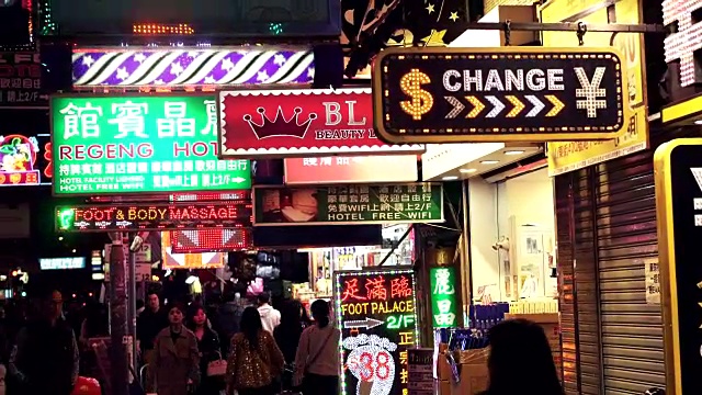 中国香港九龙五颜六色的商店和霓虹灯招牌视频素材