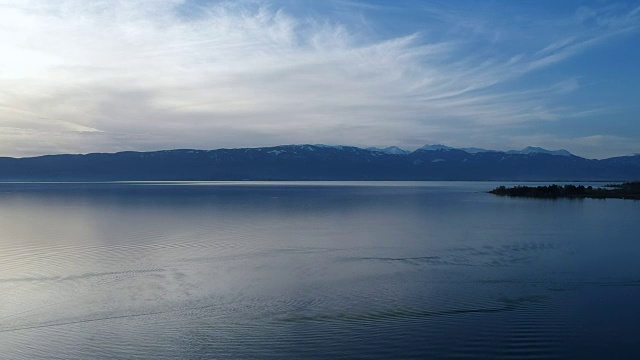 鸟瞰图。热带海湾的日落视频素材