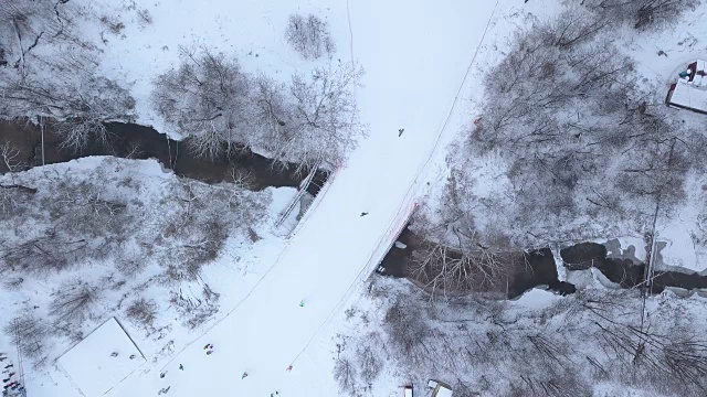 极速滑雪者在冬季滑雪场的雪坡上滑雪。冬天的活动视频素材画面1