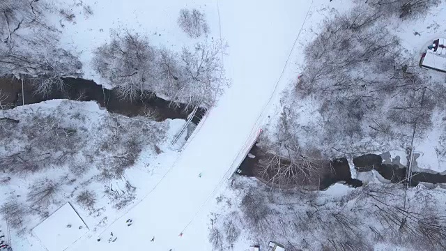 极速滑雪者在冬季滑雪场的雪坡上滑雪。冬天的活动视频素材画面4