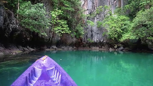 划独木舟去美丽的泻湖视频素材