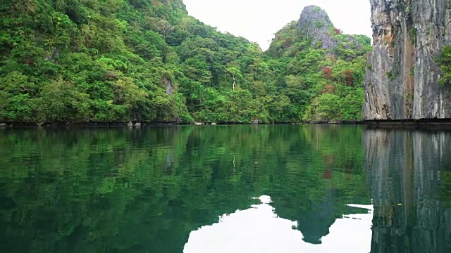 皮划艇到一个美丽的泻湖，巴拉望，菲律宾视频素材