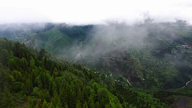 雷雨前山谷的鸟瞰图视频素材