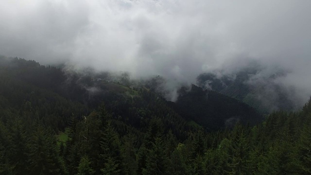 暴风雨前山峡鸟瞰图视频素材