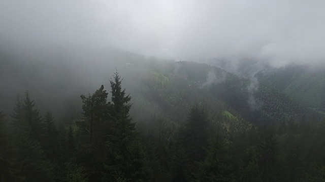 在暴风雨前飞过山谷视频素材