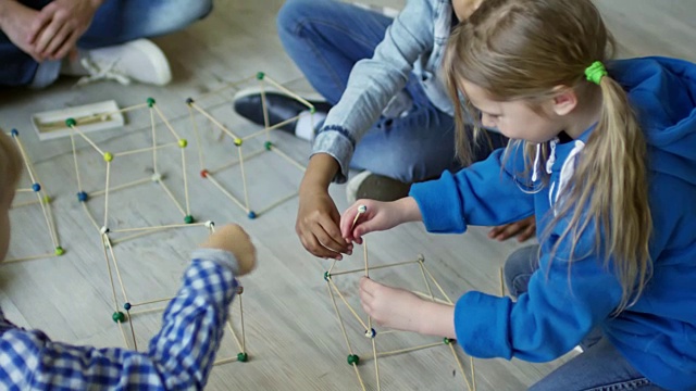 在幼儿园课堂上，女孩们用手工棒制作3D形状视频素材