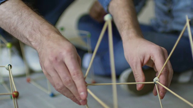 用木棍做建筑的男性双手视频素材