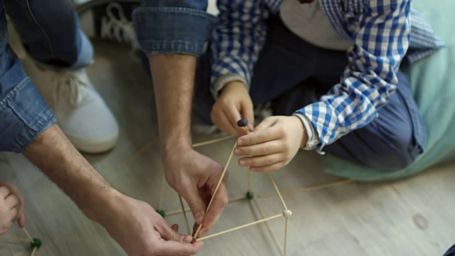 老师和小男孩用木棍盖房子视频素材